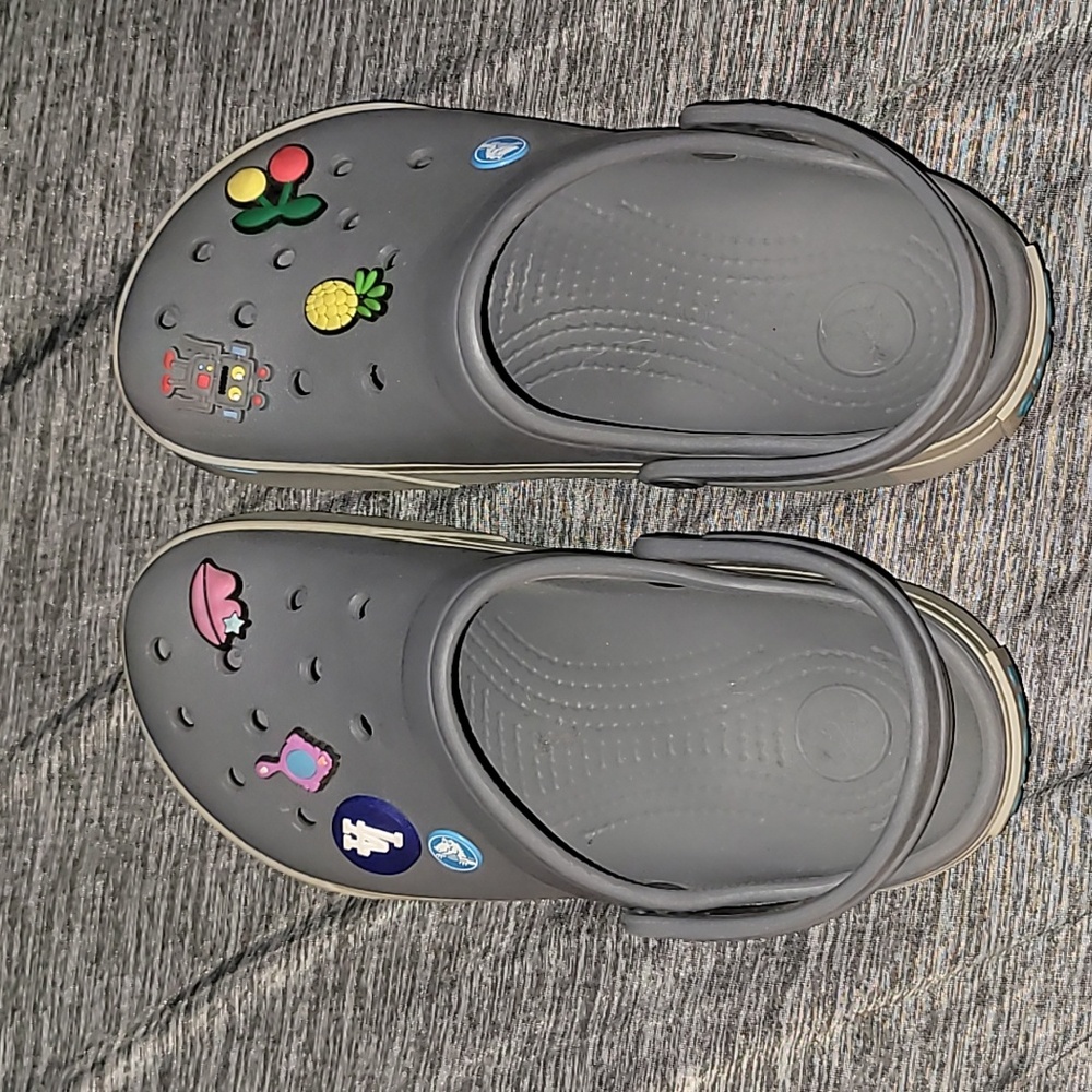 CROCS grey Crocband with Jibbits 5/7